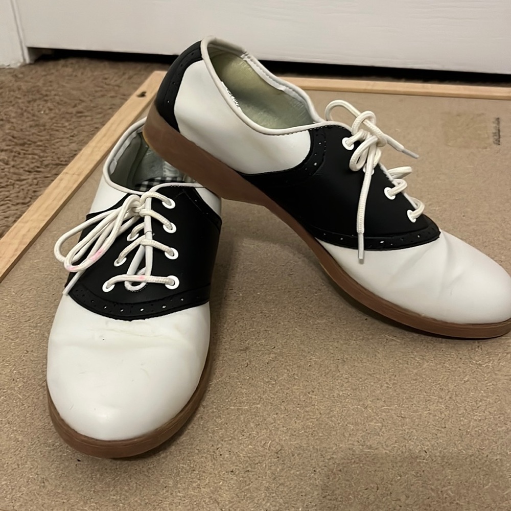 Oxford style saddle shoe